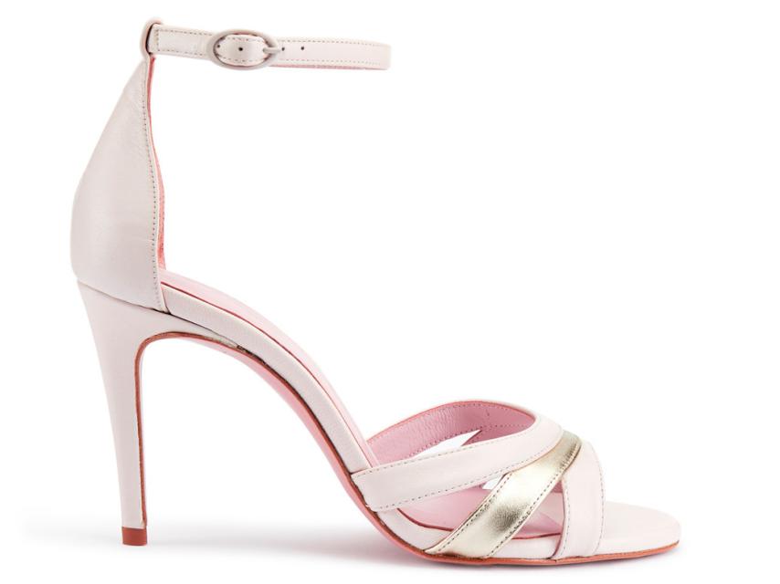 Las sandalias de Isabel Abdo.