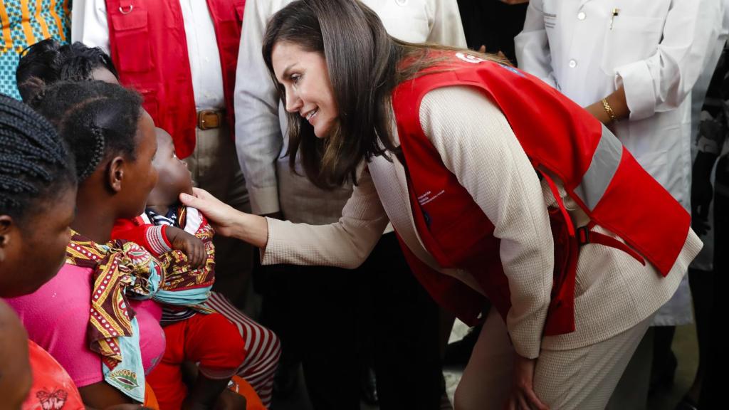 La reina Letizia en su viaje de cooperación de Mozambique en 2019.