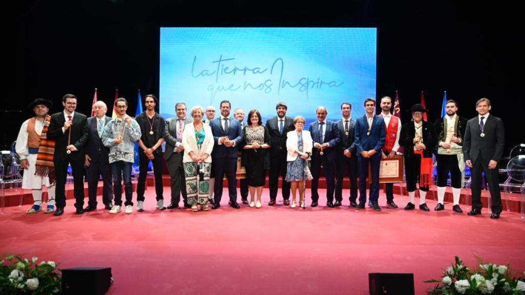 Posado de familia de las personas que han recibido las Medallas de Oro de la Región de Murcia y los Diplomas de Servicios Distinguidos.