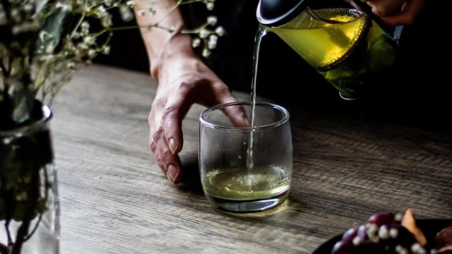 Una mujer preparando una infusión de té verde. Foto: Anna Pyshniuk para Pexels.