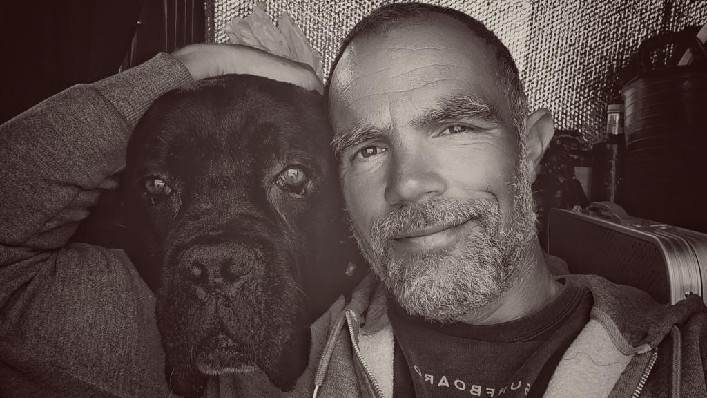 Daniel Almeida con su perro en la furgoneta.