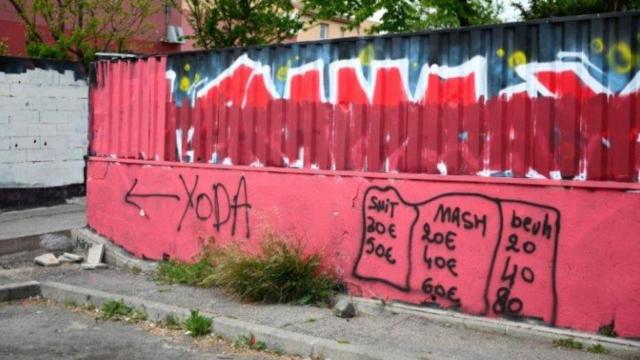 Inscripciones de los Yoda en uno de los barrios que controlan.