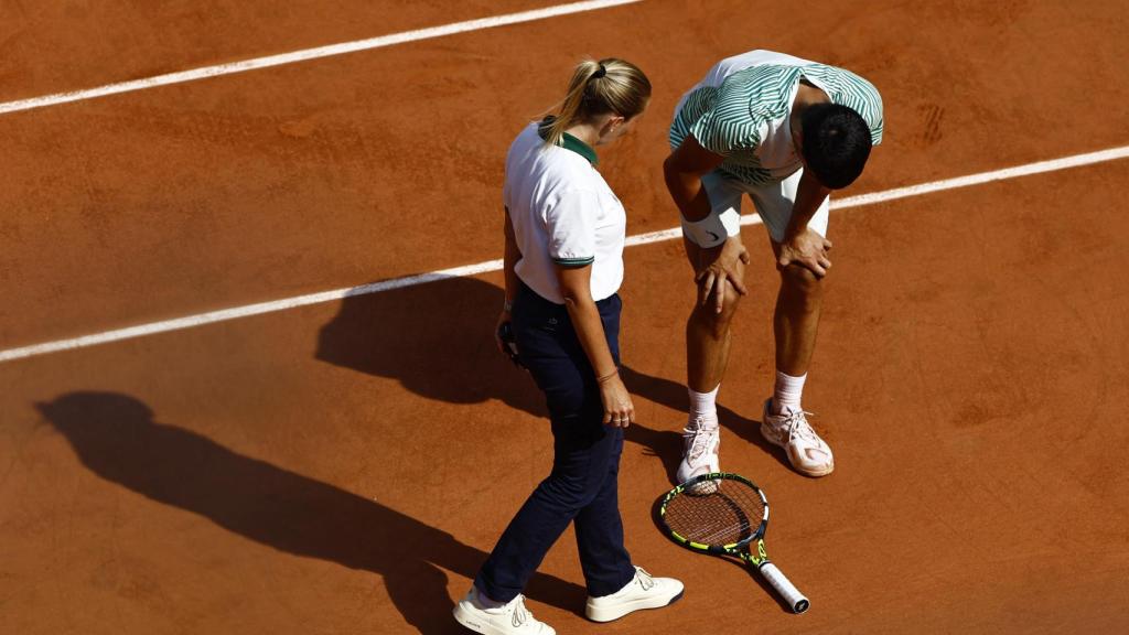 Carlos Alcaraz se duele sobre la pista.