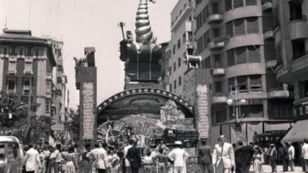 Foguera de la Rambla en 1949, obra de Manuel Capella.
