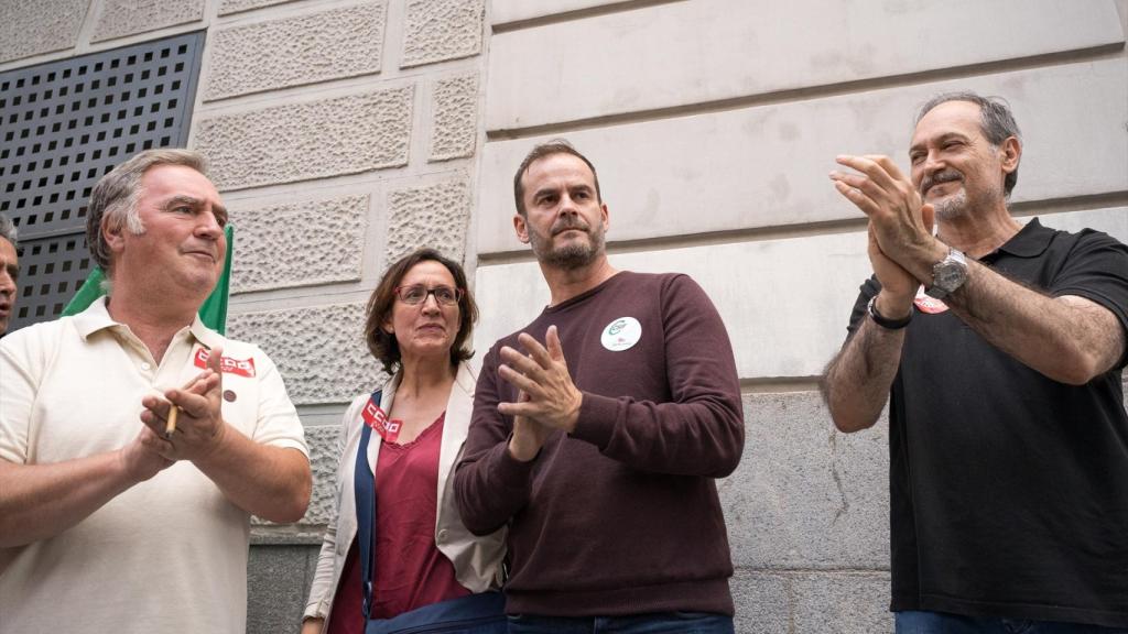 El secretario general del sector Justicia en CCOO, Luis Calero (1i), y el representante de UGT, Antonio Lozano (1d), aplauden a su salida del Ministerio de Justicia, a 9 de junio de 2023, en Madrid