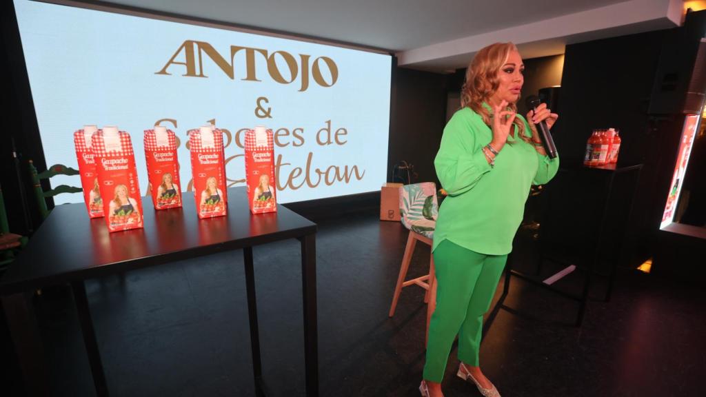 Belén Esteban durante la presentación de su gazpacho en Málaga.