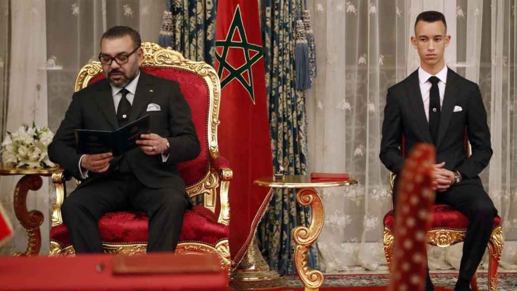 Mohamed VI y su hijo, Moulay Hassan, en una imagen de archivo
