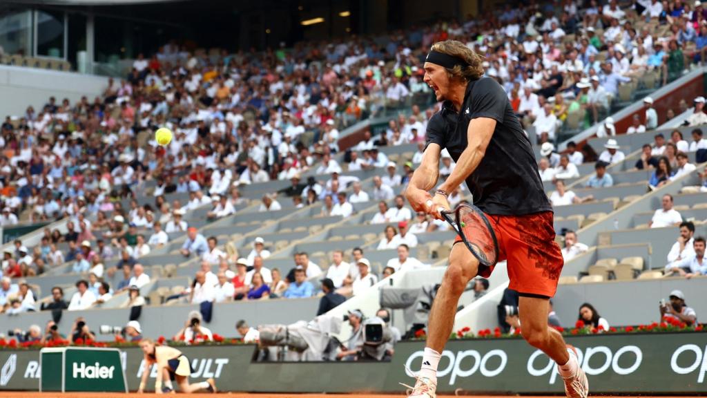 Zverev golpea la bola.