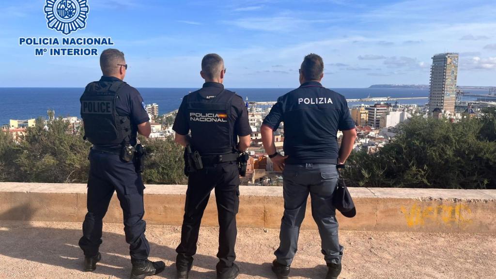 Un agente italiano y otro francés junto a un español, este verano.