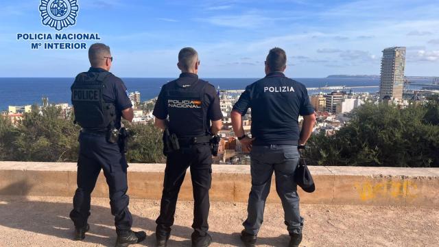 Un agente italiano y otro francés junto a un español, este verano.
