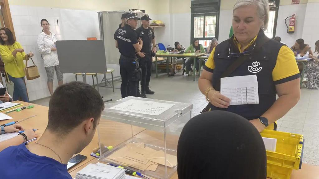 Una empleada de Correos en una mesa electoral.