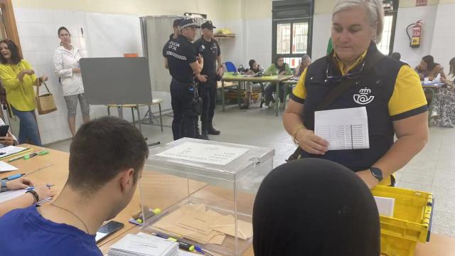 Una empleada de Correos en una mesa electoral.