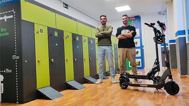 Álvaro y Roberto, los dos socios, en el aparcamiento para patinetes