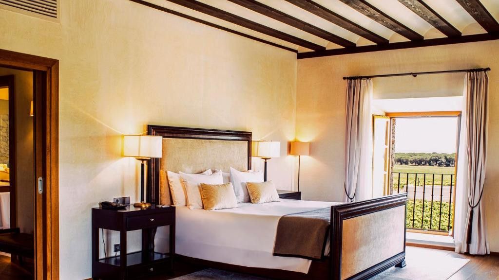 Imagen de la suite deluxe con acceso al spa de Abadía Retuera LeDomaine