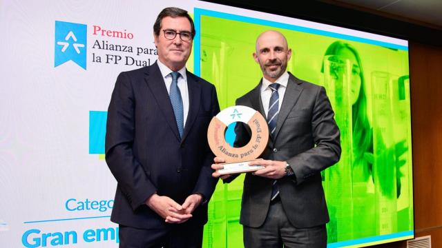 Antonio Garamendi, presidente de la CEOE, y Toni Bru, director de Personas y Organización de Agbar.
