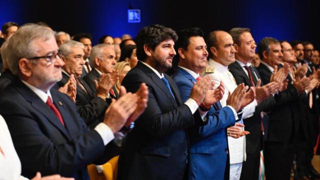 El presidente en funciones de la Región de Murcia, Fernando López Miras, junto al alcalde de San Javier, José Miguel Luengo, este viernes, en el acto institucional del Día de la Región de Murcia, celebrado en el nuevo teatro de invierno del Parque Almansa.