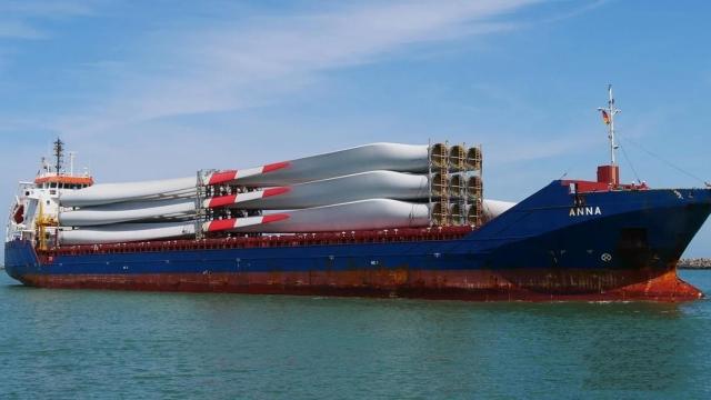 El buque Anna cargando palas eólicas en el Puerto de Cartagena.