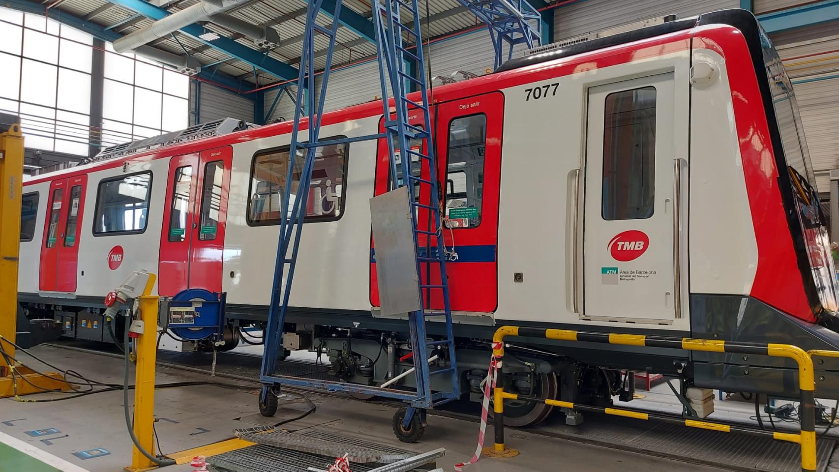 Proceso de pintura de un metro de Barcelona en la fábrica de Santa Perpètua.