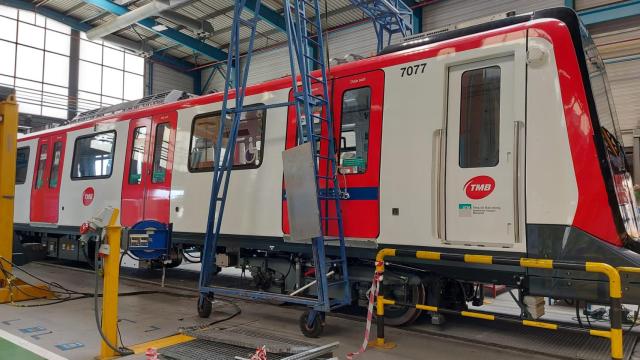 Proceso de pintura de un metro de Barcelona en la fábrica de Santa Perpètua.