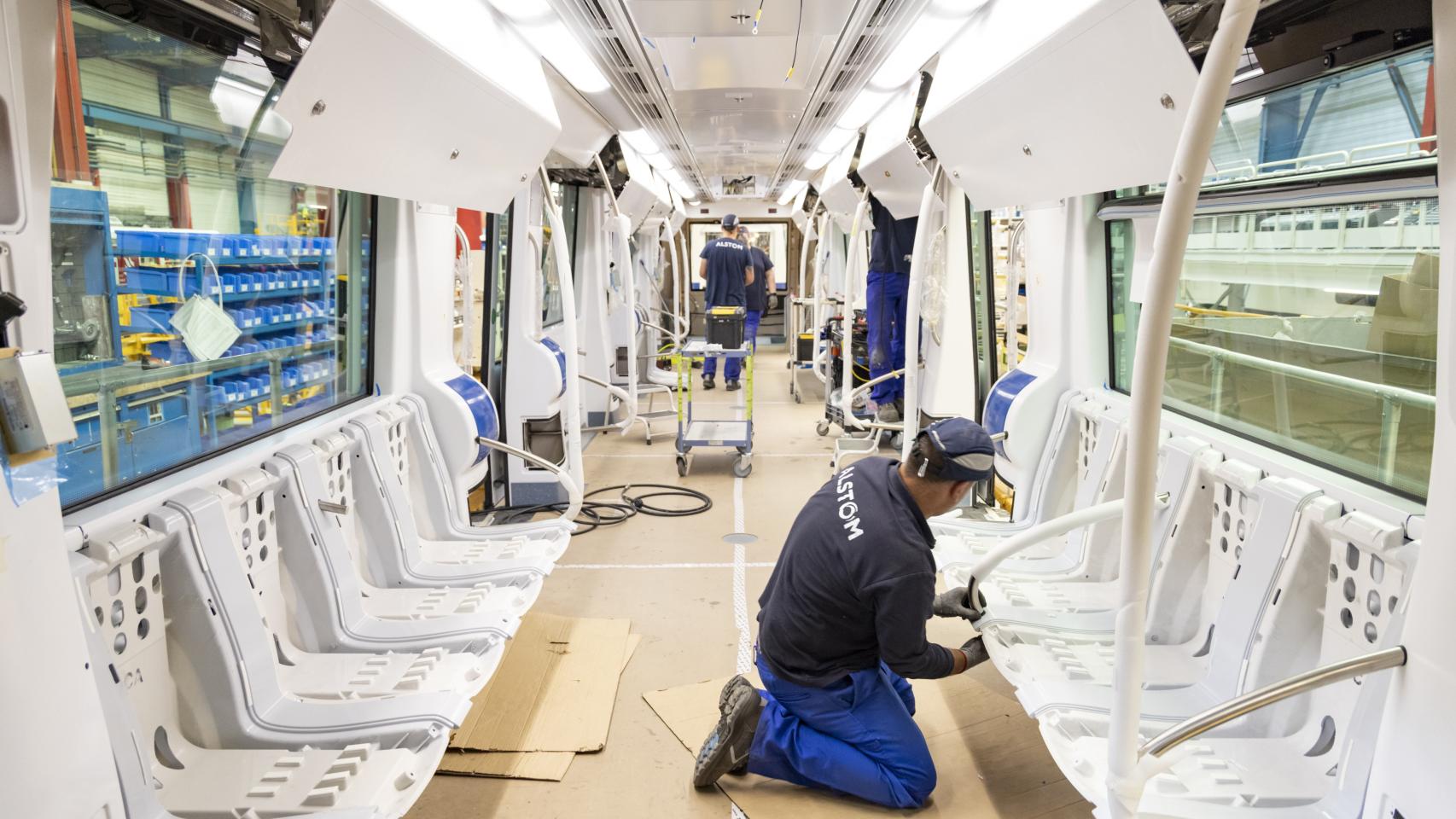 Operario montando el interior de un metro en la fábrica de Santa Perpètua.