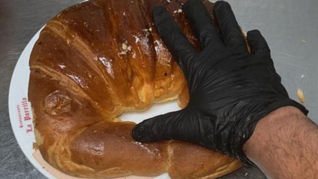 Uno de los cruasanes gigantes de Antonio, dueño del restaurante la Parrilla de Valdemoro