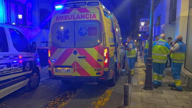 Los servicios de emergencias en la calle de Chinchilla, tras explotar un cuadro eléctrico.