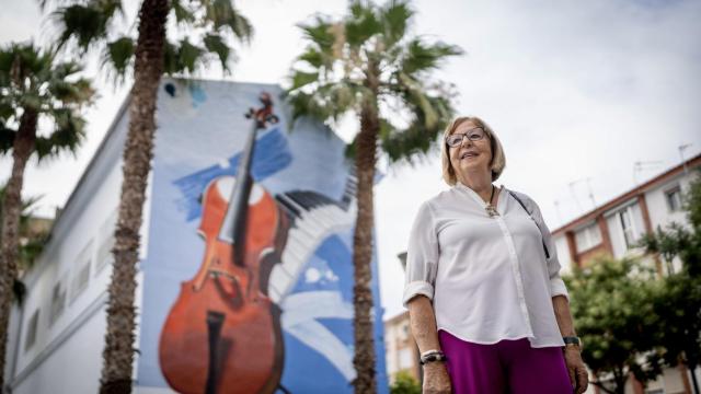 Adelaida de la Calle posa delante de una casa en la barriada de El Palo.