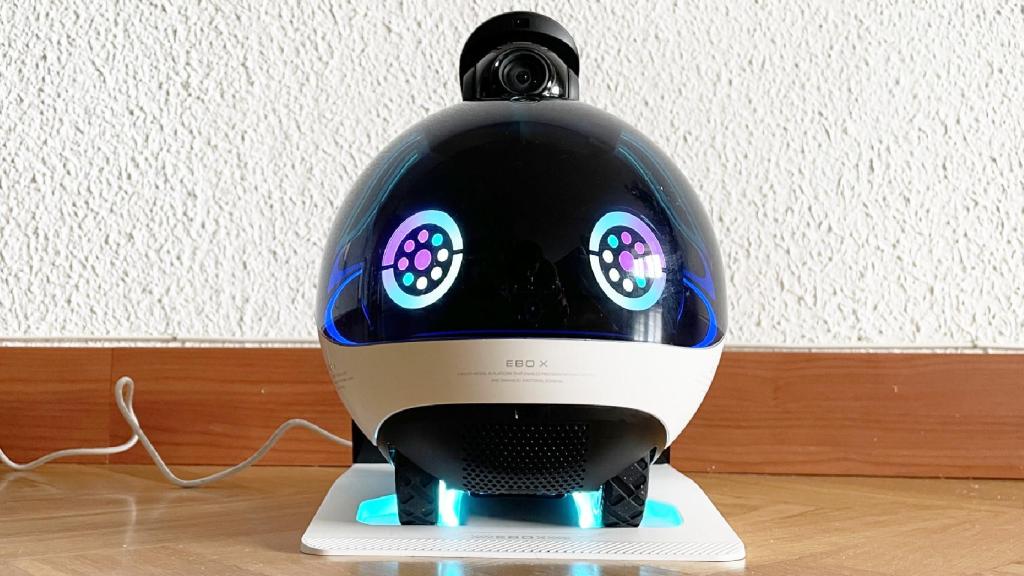 El robot Enabot Ebo X en su base de carga.