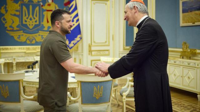 El presidente ucraniano, Volodimir Zelenski, junto al cardenal Matteo Zuppi, este martes en Kiev