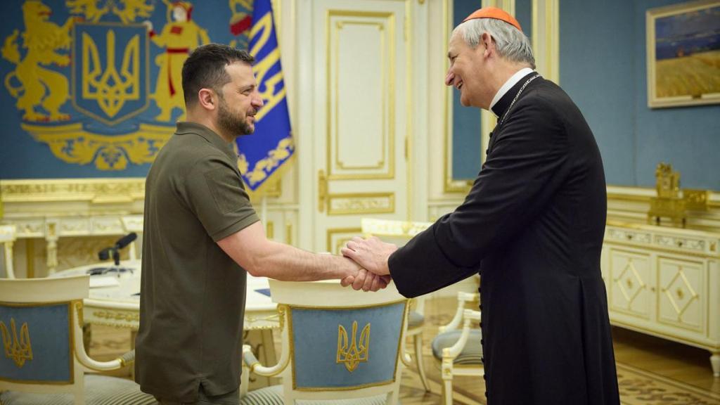 El presidente ucraniano, Volodimir Zelenski, junto al cardenal Matteo Zuppi, este martes en Kiev