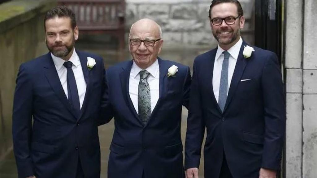 Rupert Murdoch, en el centro de la imagen, flanqueado por sus hijos Lachlan (i.) y James (d.).