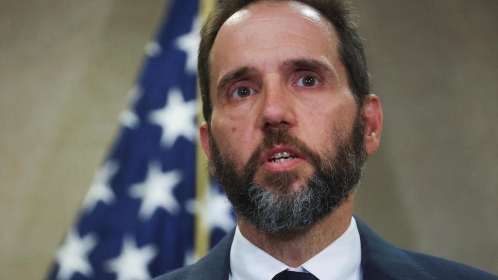 El fiscal especial de Jack Smith hace una declaración a los periodistas sobre los 37 cargos federales devueltos por un gran jurado en una acusación contra el expresidente Trump.