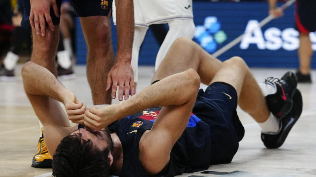 Tobey se duele en el suelo.