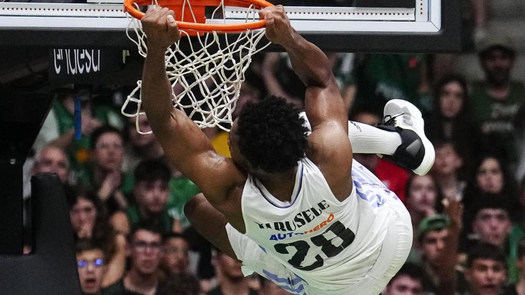 Yabusele machaca el aro.