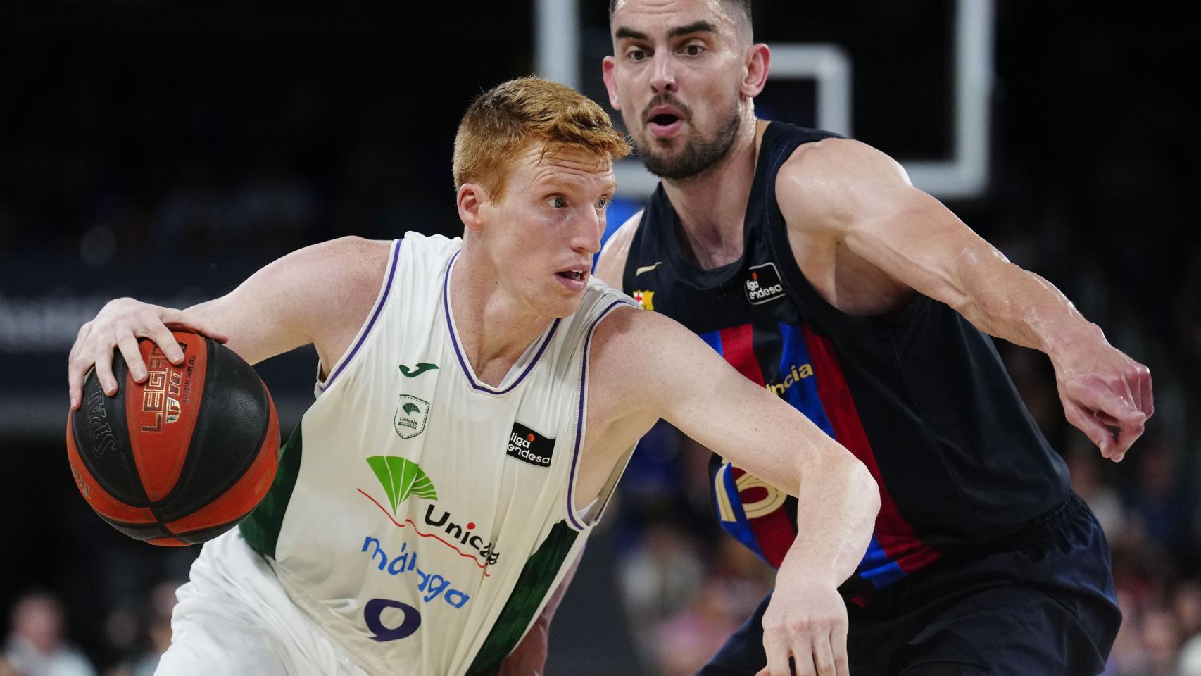 Alberto Díaz protege el balón ante Satoranksy.