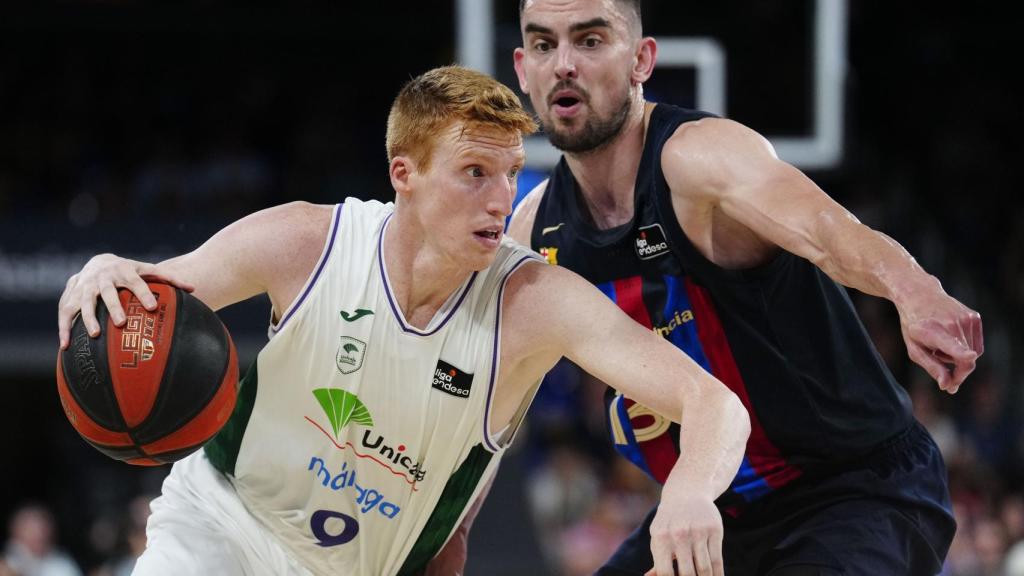 Alberto Díaz protege el balón ante Satoranksy.