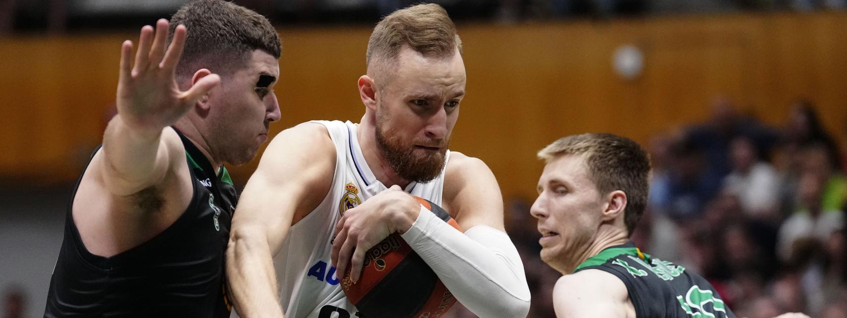 Musa se escapa de varios rivales.