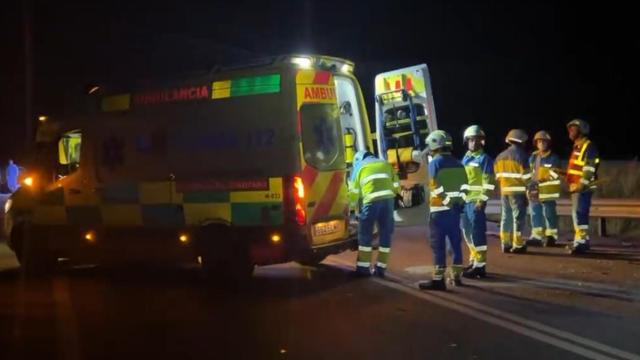 Sanitarios en el lugar del siniestro en la M-600, a la altura de Brunete (Madrid), este sábado.