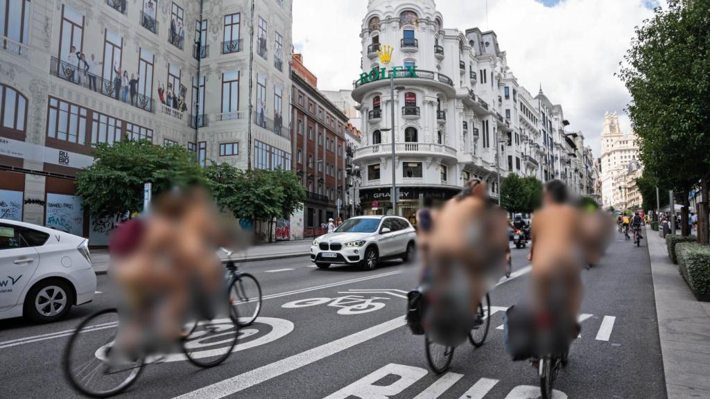 Varias personas desnudas recorren Madrid en bicicleta este sábado en la XX marcha Ciclonudista.