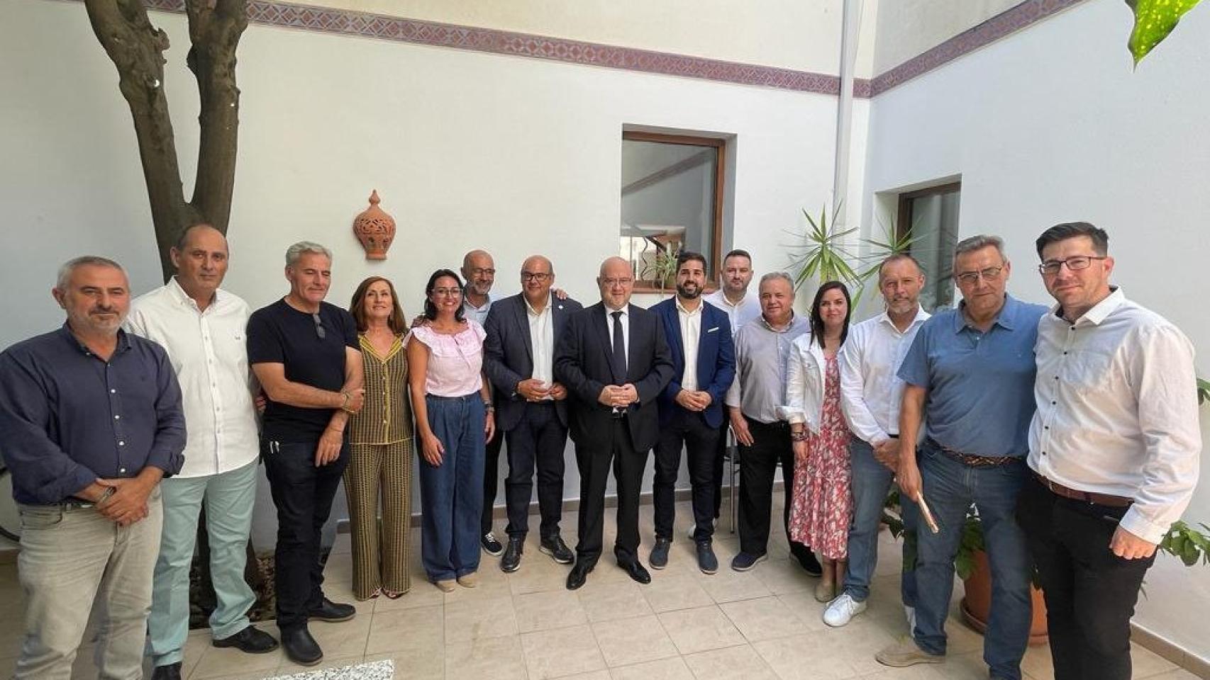 Imagen de los integrantes del PP de Vélez y del Grupo Independiente Pro Municipio de Torre del Mar.