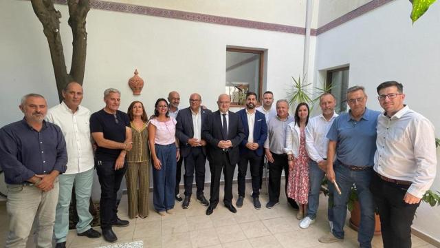 Imagen de los integrantes del PP de Vélez y del Grupo Independiente Pro Municipio de Torre del Mar.