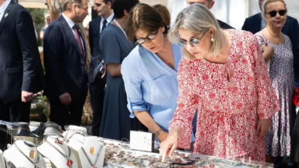 Carolina y Estefanía observando algunos puestos en el evento de este pasado sábado.