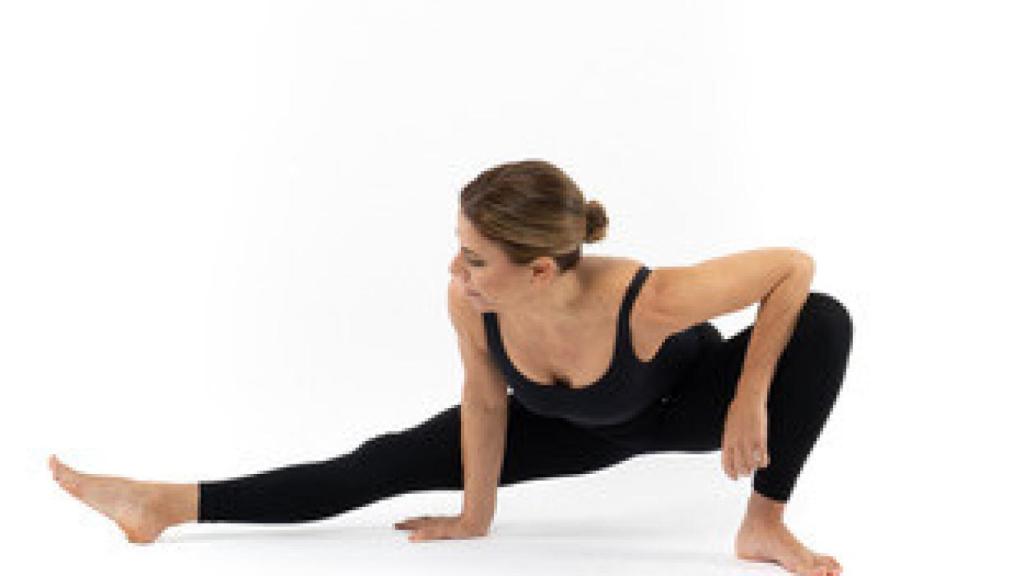 Pati Galatas realizando una postura de yoga.