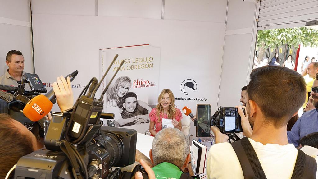 Ana García Obregón posando en su caseta ante los medios de comunicación.