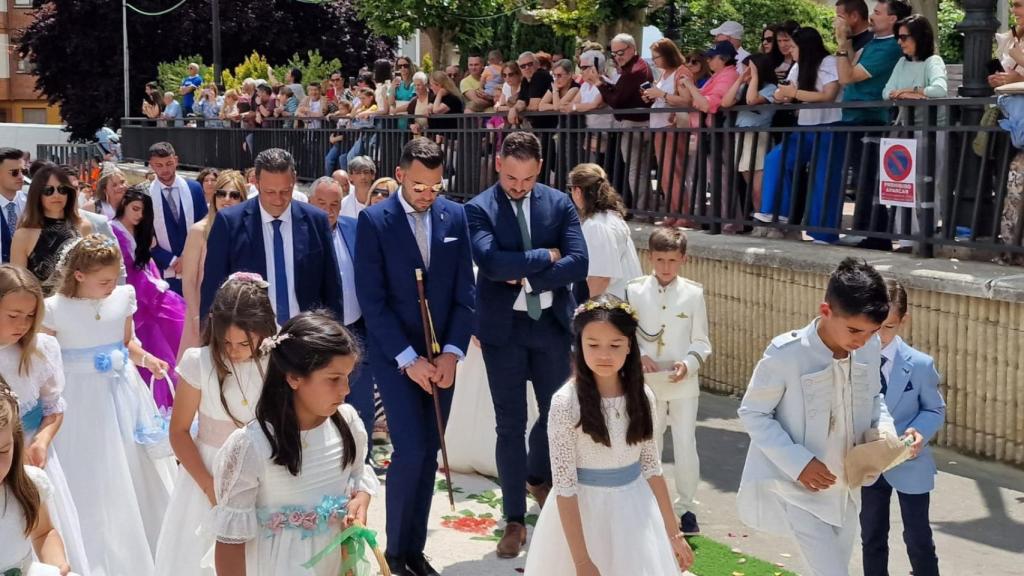 Niños y niñas de comunión participando en la procesión del Corpus