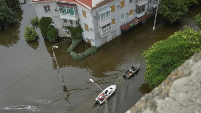 Un grupo de voluntarios trasladando a gente de Jersón.