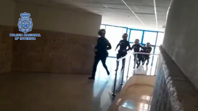 El momento en el que la Policía Nacional registra una de las viviendas.