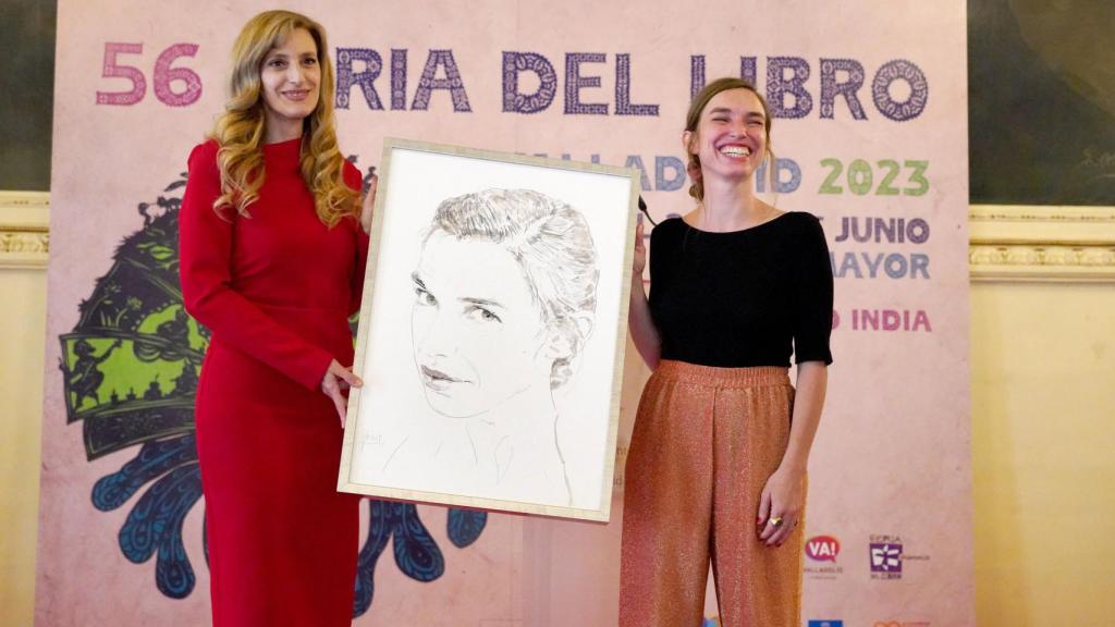 La viceconsejera de Acción Cultural, Mar Sancho, entrega el Premio de la Crítica de Castilla y León a Violeta Gil por ‘Llego con tres heridas’