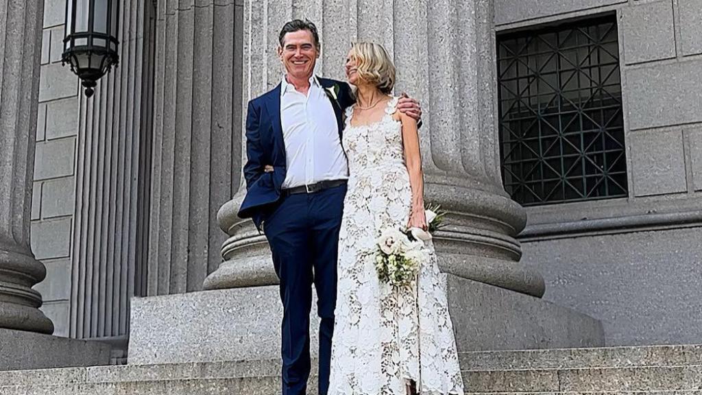La actriz Naomi Watts junto a su razón de amor, Billy Crudup, tras darse el 'sí, quiero'.
