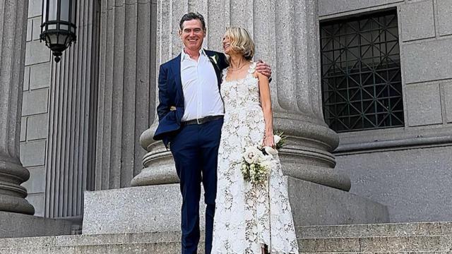La actriz Naomi Watts junto a su razón de amor, Billy Crudup, tras darse el 'sí, quiero'.